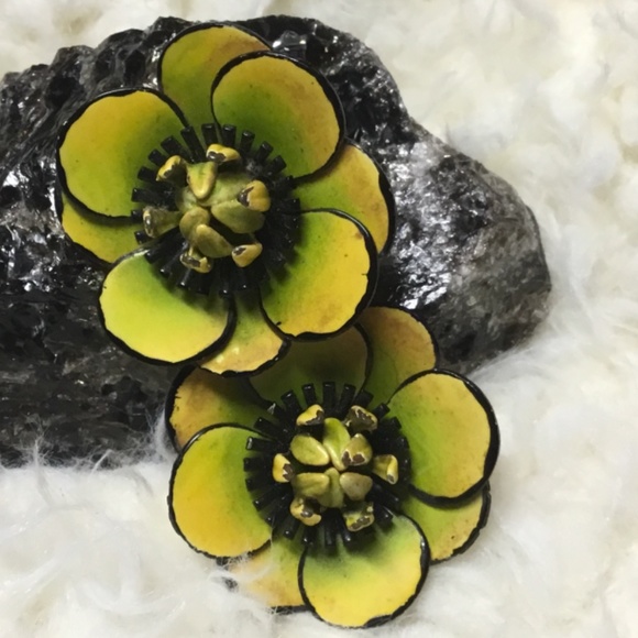 Vintage 60’s 3D Enamel Flower Clip Earrings - Picture 3 of 12